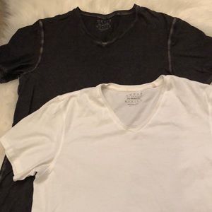 2 Men’s Guess T-shirts